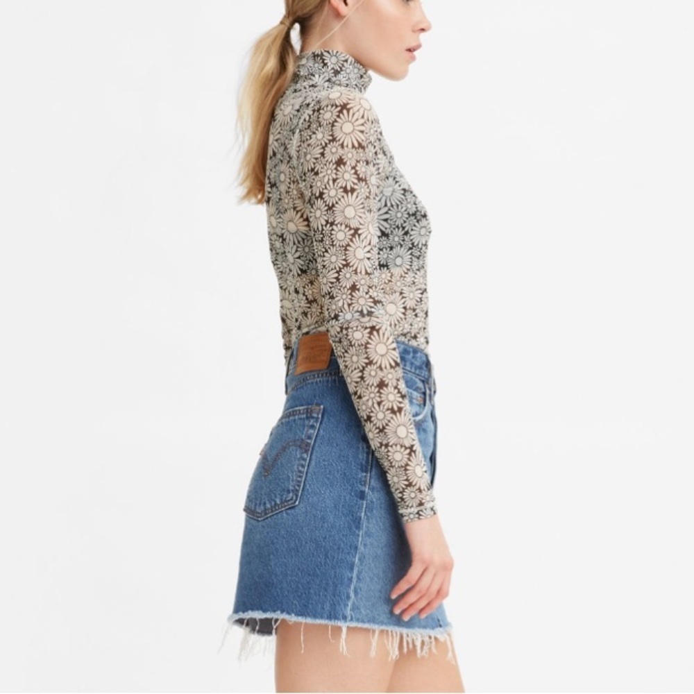 Levi’s rib cage denim skirt with distressed raw hem 29